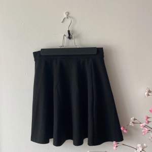 Jag säljer denna fina kjol från FB Sisters. Den något nopprig, men utan övriga defekter. Säljer då den är för liten för mig.