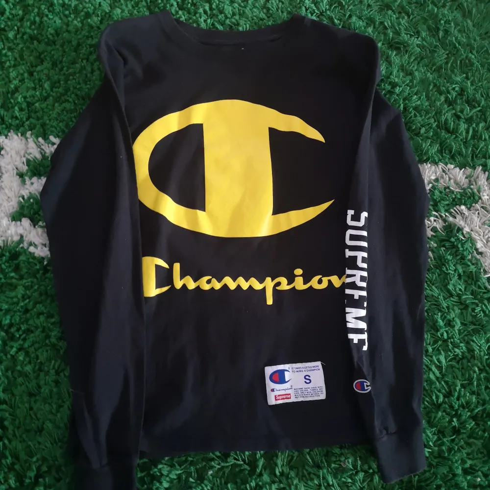 Champion x supreme sweatshirt i Small, cond 8/10. Tröjor & Koftor.