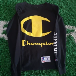 Champion sweatshirt  - Champion x supreme sweatshirt i Small, cond 8/10