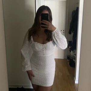 Studentklänning - Klänning perfekt till studenten. Klänningen är helt ny, endast provad. 🥰slutsålt på hemsidan🤍