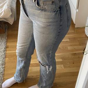 Högmidjade jeans från h&m. Skriv om du vill ha fler bilder eller är intresserad🫶🏼