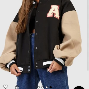  jacka - Säljer denna snygga oversize jacka, knappt använd🙌köpte för 440kr 