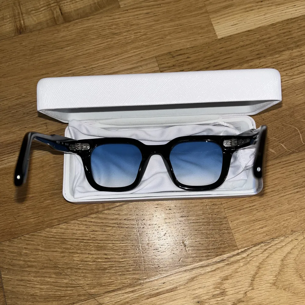 Hej säljer mina helt nya chimi solglasögon eftersom jag inte har användning till dem. Modellen heter Chimi 04 Lab 22, Nypris 1400. Säljs inte längre på grund av att de va en 2022 modell.   Condition- 10/10. Accessoarer.