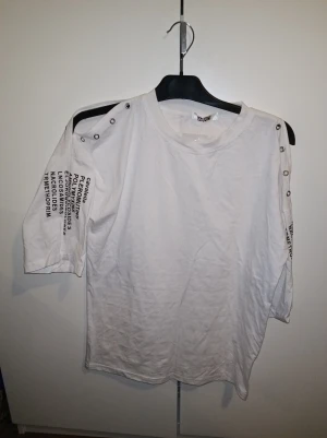 Stylad tröja - Tröja som kan dekoreras med ringar i ärmarna. Kan mötas upp i Stockholm, men betala med swish då. Kontakta för mer information :)