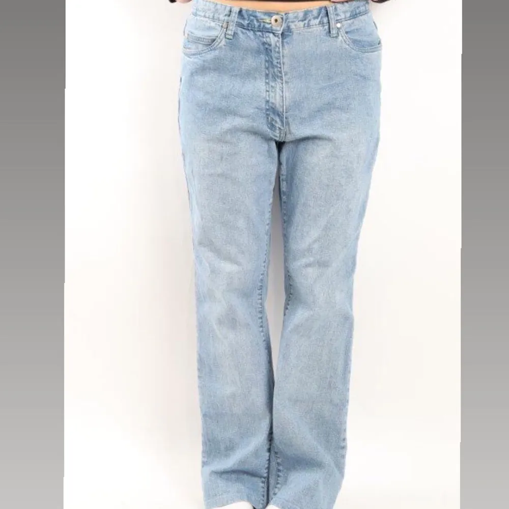 JUST NU 100 KR RABATT PÅ ORDINARE 300!Snygga och unika Baggy jeans med paljett detaljer på fickorna. De är mid Waist men man kan göra de lågmidjade om man vill ha en Baggy fit.  Midja: 83 cm Längd: 105 cm Innerbenslängd: 76 cm För mer bilder kontakta oss☺️. Jeans & Byxor.