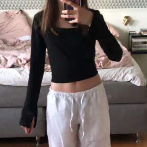 Svart tajt tröja - En superfin svart tajt tröja ifrån Young gina i ribbat tyg. Tröjan är i storlek 146/152 i storlek. Den är aldrig använd men köpt den begagnat. Har en slits där nere vid armarna.