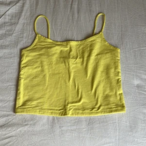 Gult linne  - Säljer ett jättegulligt gult linne från new yorker! Köpte för 49kr för nästan 1 år sen. Inte använt så mycket! 