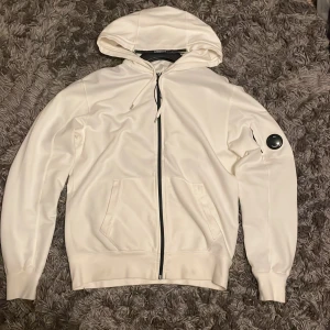 Cp company zip hoodie - Använd en gång, den är som ny, den är i storlek L men sitter mer som M