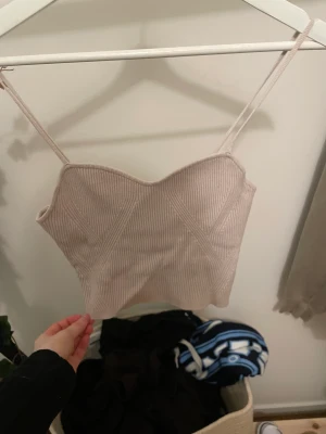 Topp - Gullig topp från H&M med mäster och som är ribbad. Jättegullig och knappt använd. 