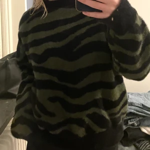 stickad tröja - jättemysig stickad tröja från motel rocks ☺️superbra kvalité så den är som ny