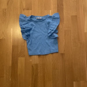 Volang tröja❤️ - En volang tröja som är för kort för mig , super fin.❤️❤️❤️