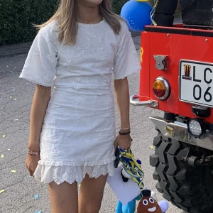 Studentklänning - Säljer en studentklänning jag köpte förra året! Använd en gång men den är i nyskick!! Jag är 173 och är inte för kort på mig.🤍 