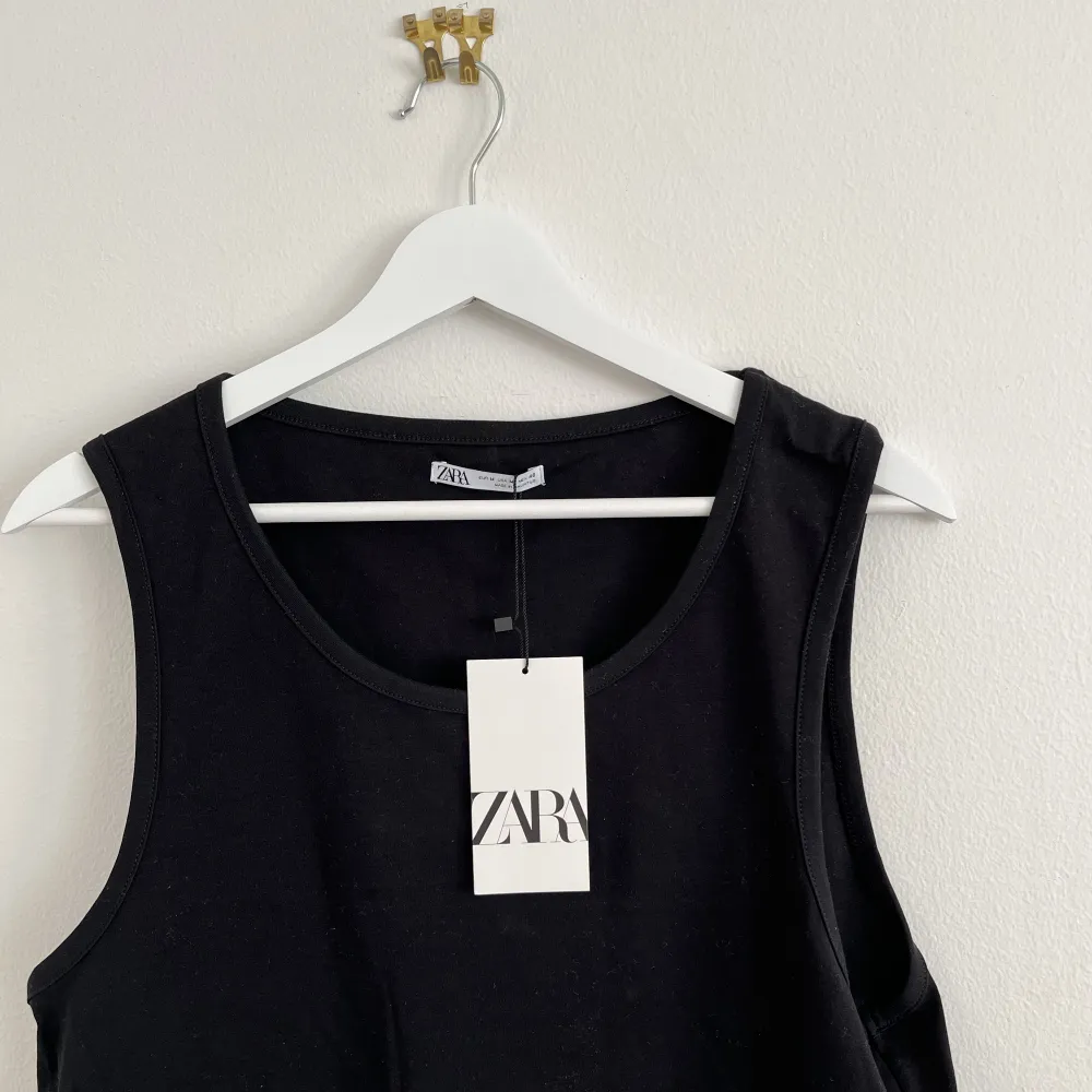 Zara linne oanvänt med prislapp kvar.. T-shirts.