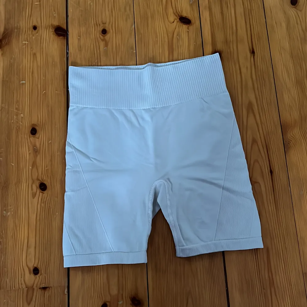 tränings shorts storlek S, pris kan diskuteras, använts ca 2 gånger . Shorts.