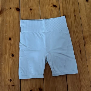 tränings shorts  - tränings shorts storlek S, pris kan diskuteras, använts ca 2 gånger 