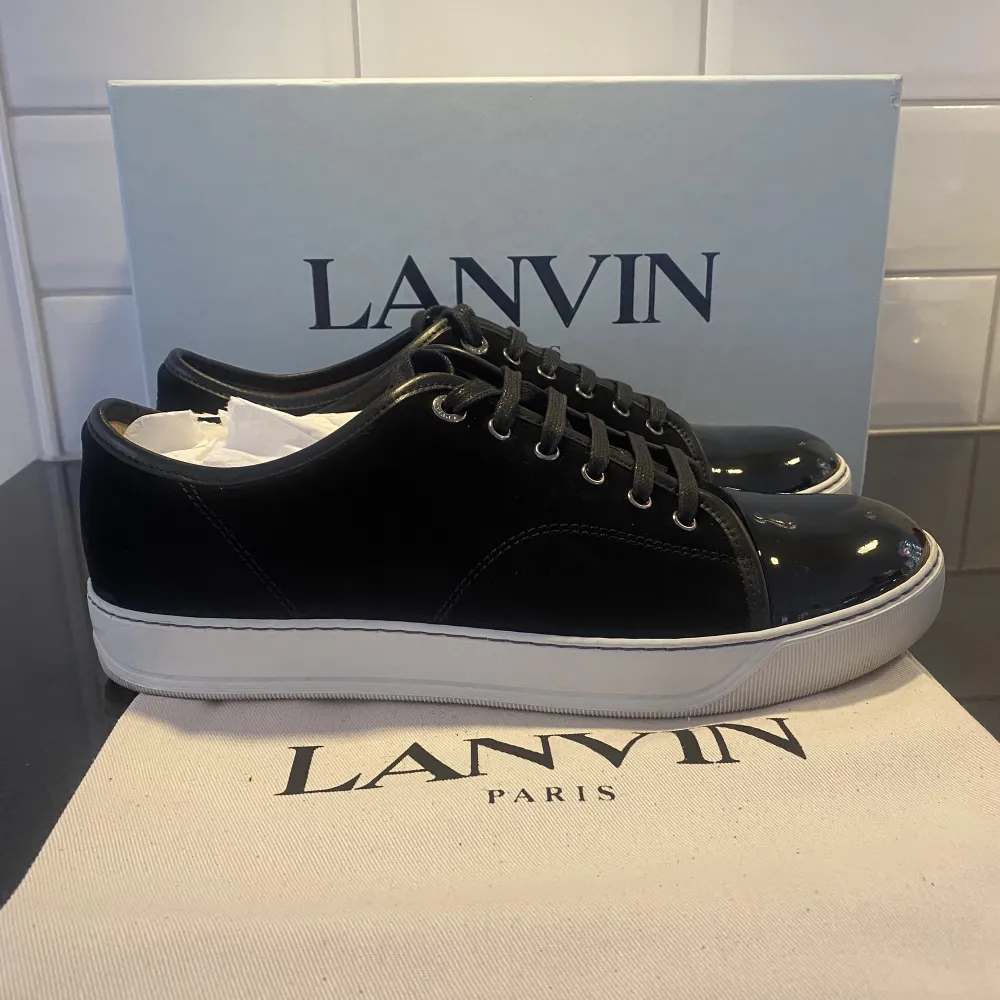 Helt nya lanvin skor i svart. Använda 1 gång. Lacken är spegelblank. Strl 43(UK9). Låda, dust bag och extra skosnören medföljer. Nypris: 4300kr   Mitt pris: 3399kr. Skor.