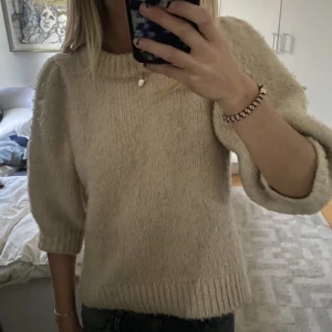 Stickad kortärmad - Säljer denna stickade tröja❤️ Bilden är lånad, och har nopprat av den så att den inte är nopprig längre! Kan skicka egna bilder😇