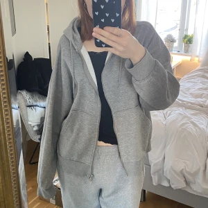 Zipup hoodie weekday - Perfekta zipup hoodien från weekday, spårbar frakt 69kr💕