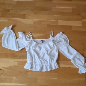 Topp - Topp från H&M i storlek 36. Kan fraktas men köparen står för frakten 💕✨️
