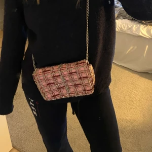 Zara väska - SUPER FIN! Rosa zara väska med pärlor, köpt för ett år sen men alldrig använd. Köpt för 399kr säljer för 200 + frakt (60kr) 😊💗