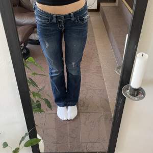 Jättefina lågmidjade jeans som jag inte använder längre❤️ jag är 168, innerben är 81 cm och midjan 76 cm, obs kanten är sprättad❤️ köparen står för frakt 🚚 