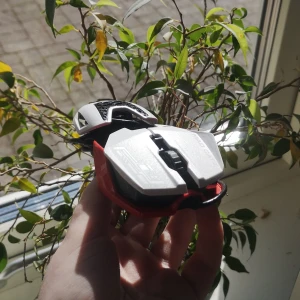 Datormus  - En datormus🤘den fungerar fin fint och går att justera för hur handflatan ska vila, sladden är ca 180cm. Skriv till mig✨