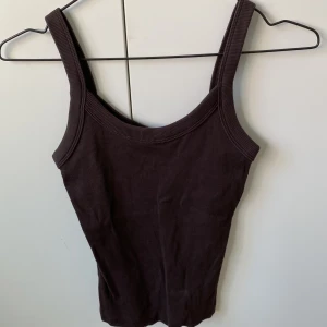 Linne - Brunt ribbat linne från Gina Tricot. Är som i nyskick då jag endast använt den ungefär 2 gånger💞