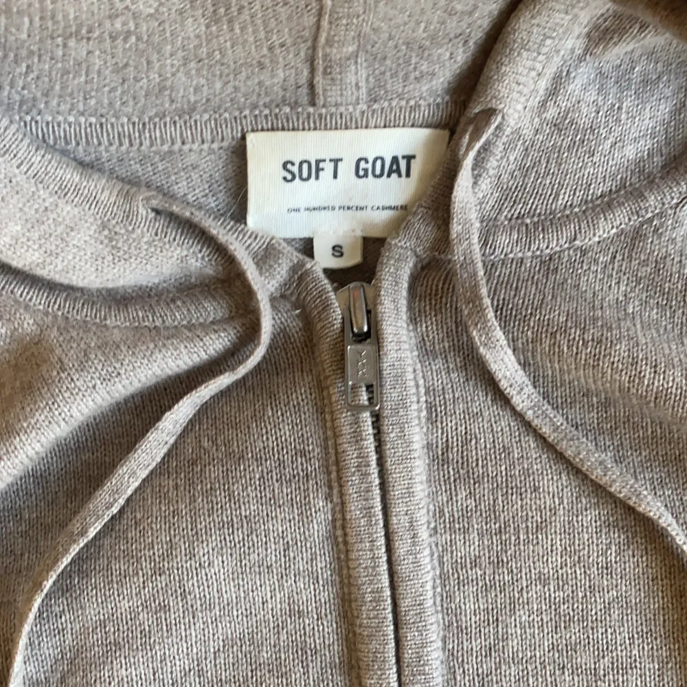 Soagt goat zip-hoodie. Sparsamt använd. Har sytt på elbow pads. Saknar ficka.. Tröjor & Koftor.