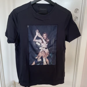 Limitato T-shirt - As snygg Limitato T-shirt i herrstorlek S. Nypris över 2000kr, säljes för 800kr. Tröjan är i nyskick, och är lite skrynklig pga den har legat vikt🤗 (ps, det är ingen fläck på tröjan utan lite ludd som sitter på bilden)