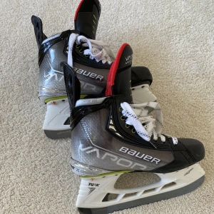 Bauer Vapor Hyperlite  - Helt oanvända skridskor som jag nu säljer. Dom är i storlek 41 EU/ 6 US. Nypris 6800kr, vid snabb affär kan jag tänka mig sänka priset till 3000kr. Hör gärna av dig om du har frågor!