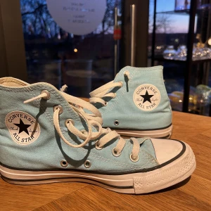 All Star Converse höga - Säljer mina fina converse som jag har ägt i ungefär 1 år men använt väldigt fåtal gånger. Jätte snygga och såklart äkta! Köpta för 800kr.💗