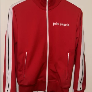 Palm angels tracktop röd  - Palm Angels Tracktop- Röd Size: S Cond: 9/10 Pris: 2500:-  Kommer med dust bag och tags, tveka inte på att kontakta mig ifall ni behöver fler bilder eller undrar något. 🌟  Skickas spårbart med PostNord, 1-2 arbetsdagar leveranstid
