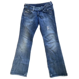 Diesel lågmidjade jeans - Lågmidjade dieseljeans med supersnygg detalj fram! Står strl 28 men är mer en 26🫶🏼(yttre ben: 95cm, inre ben: 77cm, midja: 39x2) ANVÄND KÖP NU 