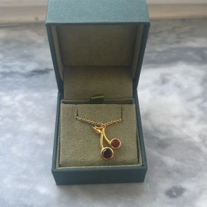 Maria Nilsdotter  - Säljer mitt fina Maria Nilsdotter halspandet! Halspandet har ett körsbär som berlock och nästan aldrig använt❣️❣️