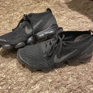 Air vapor Max 2021 - Har använt de i en sommar och är lite sönder vid tån som ni ser i bilderna men man märker inte det. Pris kan diskuteras vid snabb affär. Orginal pris 2500 kr