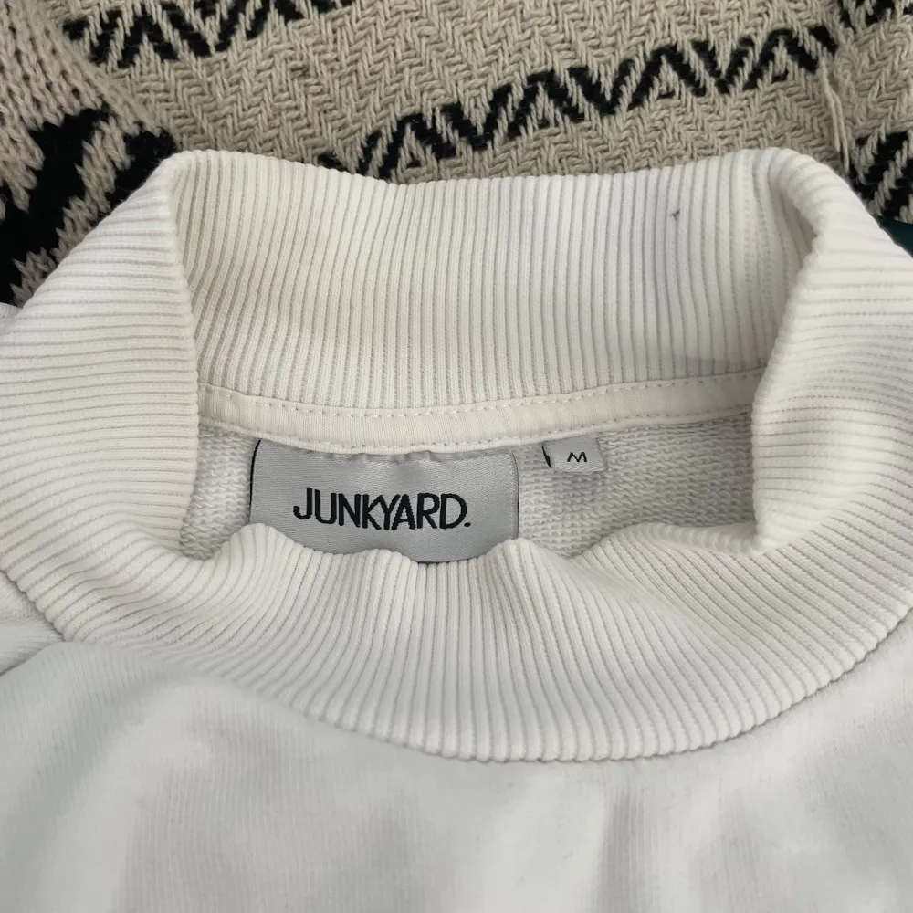 Vit sweatshirt från Junkyard i storlek M, inga fläckar och sällan använd. Hoodies.