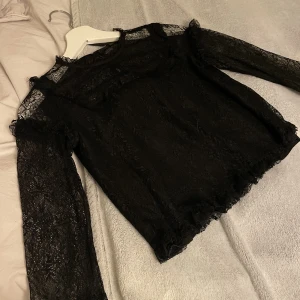 Spets blus från zara🙌 - Säljer denna super söta spets blusen från zara. Tröjan är i bra skick och är knappast använd🙌 säljer pga att den börjar bli för liten😊