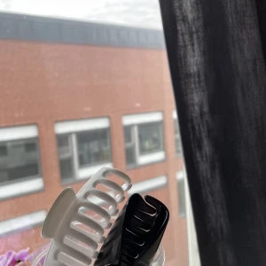 Hårklämmor - 2 st hårklämmor en vit en svart. 💓💓