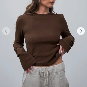 Adsgn topp  - Så fin top som funkar bra till fest och vardag, säljer då jag inte längre använder.  