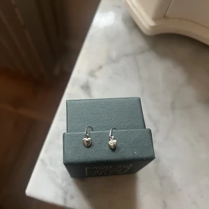 Så sjukt söta örhängen!!!🥰 - Säljer dessa söta örhängen köpta i Italien!💓💓💓Knappt använda, så i väldigt bra skick💙