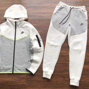 Nike tech - Nike tech vill sälja har 3 storlekar snabb affär helst pris kan diskuteras 