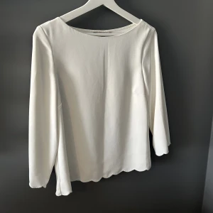 Vit blus  - Vit blus med volang, använd fåtal gånger