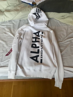 Alpha Industries Hoodie  - Alpha Industries Hoodie i storlek M. Använd 1-2 ggr så den är som ny. Väldig varm och mysig. Nypris var 1000kr vårt pris 500kr 
