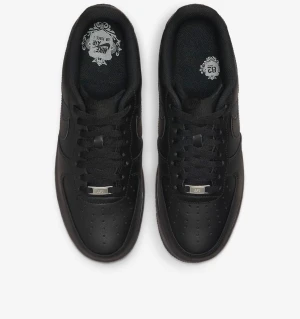 Svarta Air Force 1 - Använda 1 gång för ett bröllop. 9/10 skick. För fler bilder kom privat. (Saknar af1 metallen)