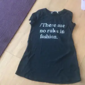 ”There are no rules in fashion” svart t-shirt, använder aldrig, men fin som ny.