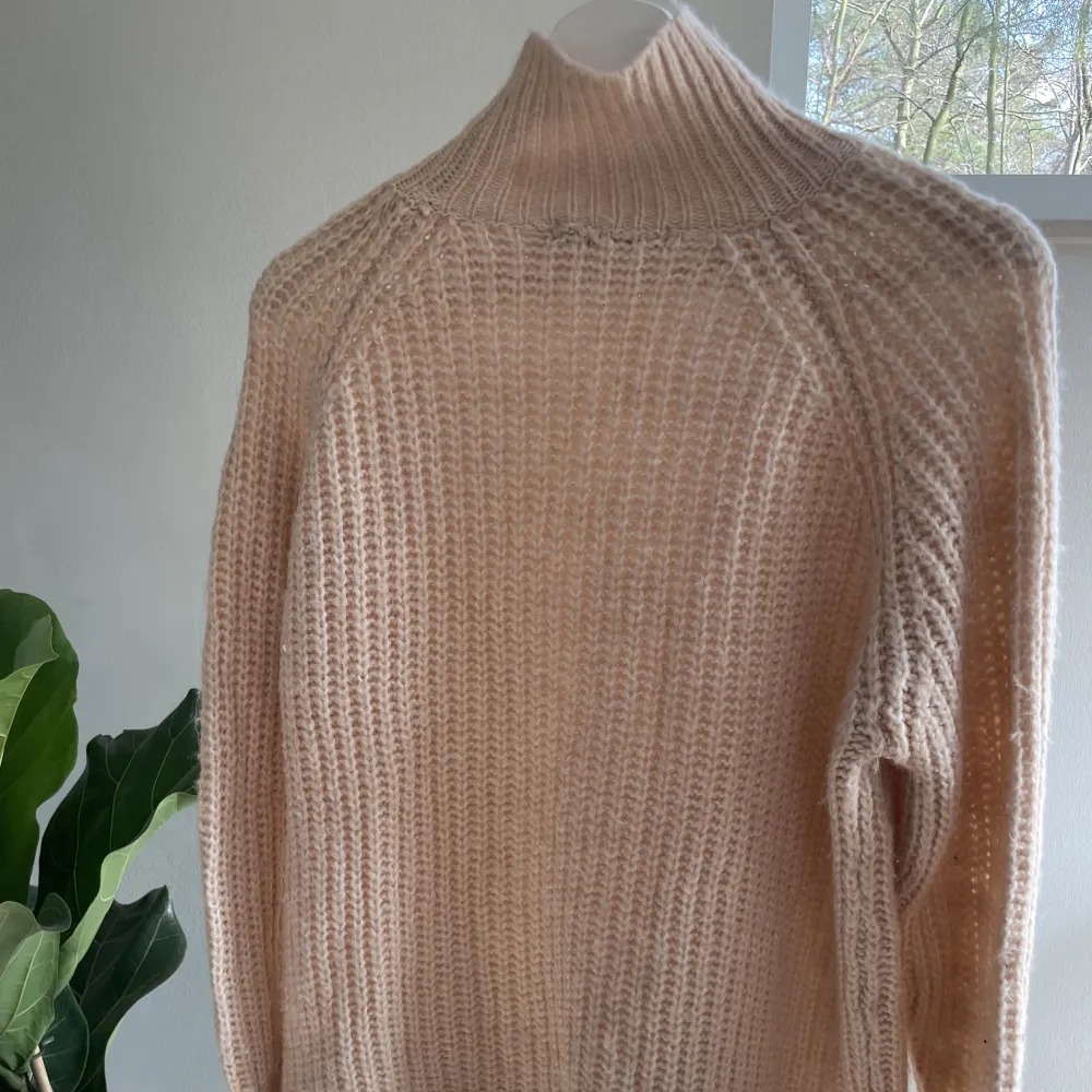 En beige stickad tröja från Lager 157 i storlek S, men den fungerar även som en M. Är lite oversized men superskön i materialet😊. Stickat.