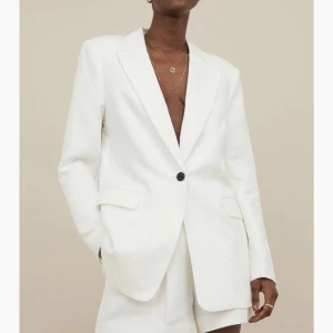 Vit kavaj - Vit kavaj från H&M! Något oversized i storlek M. Är i väldigt gott skick. Ordinarie pris 499kr. Bara att höra av sig om man vill ha fler bilder ☺️