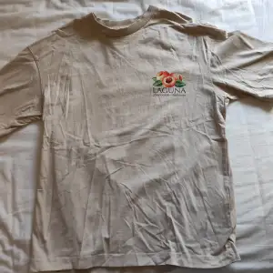 Beige T-shirt från Jack and Jones, köpt för ca 300, använd i en sommar,