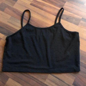 svart linne  - ett svart linne i storlek 2XL. säljer pågrund av att den är för stor för mig och för att jag beställde fel storlek. har aldrig använt.  