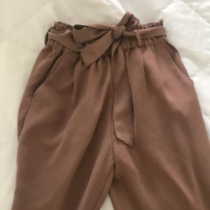 Byxor - Ett par fin byxor från Bikbok. 